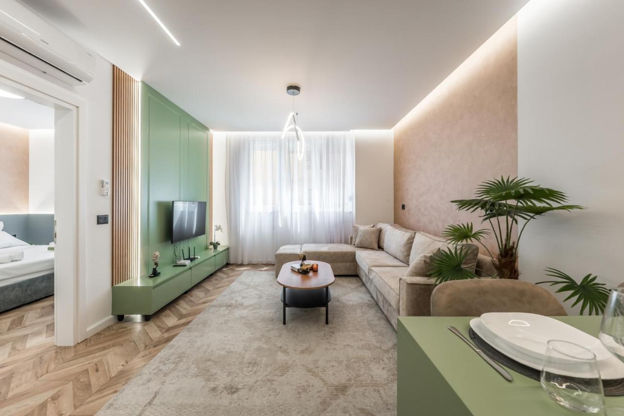 Tropical Palm Retreat-brand New * Durrës